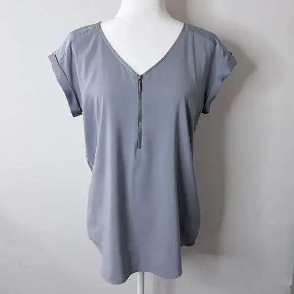 Express Women's Blouse Size M Gray Zipper V-Neck Cap Short Sleeve Silky Top - Picture 2 of 7